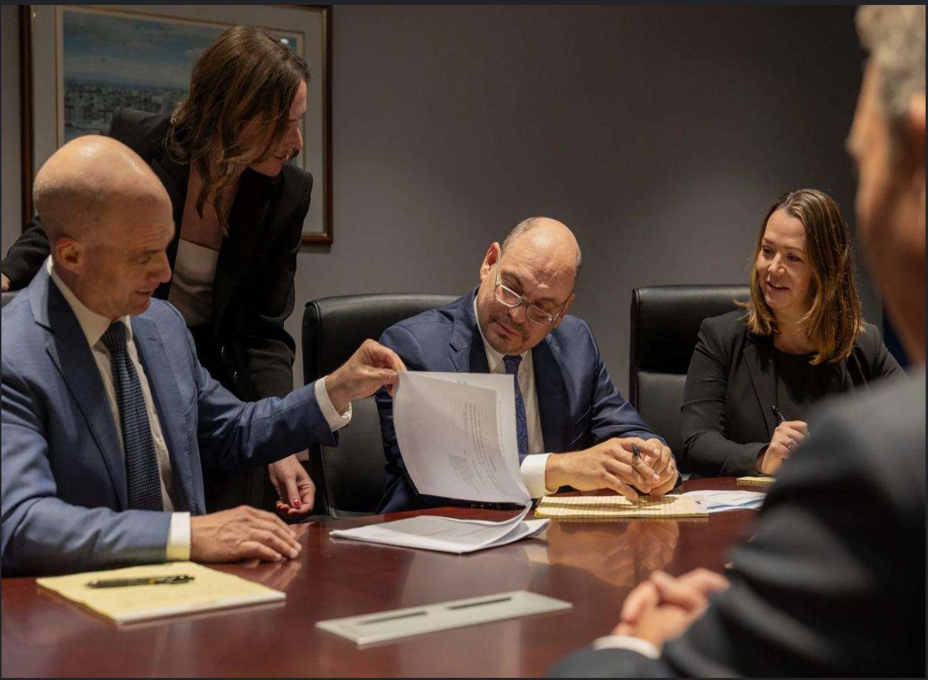 Reunião de negociação em torno de uma mesa
